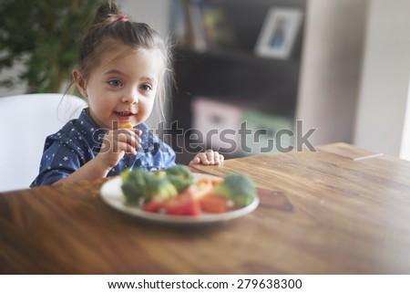 Lunch time! She\'s eating a healthy vegetables