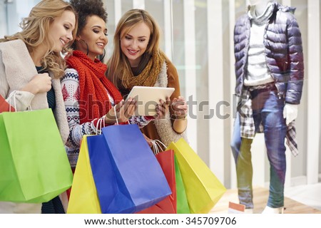 Comparison between shop online and shop display