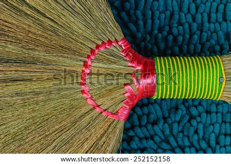 The broom grass is knitting with plastic rope on carpet