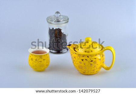 Tea in a glass jar inside the tea bubble in the teapot
