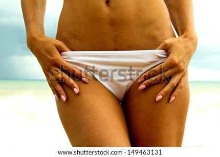 The photo shows a beautiful woman's body, with decorations on the finger ..