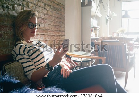 attractive girl chatting with her friends while sitting in a coffee-shop.attractive businesswoman check e-mail on her smart-phone.
