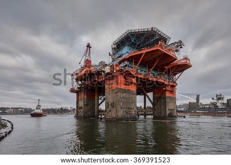 The introduction of a drilling rig to a shipyard for repairs, Oil rig