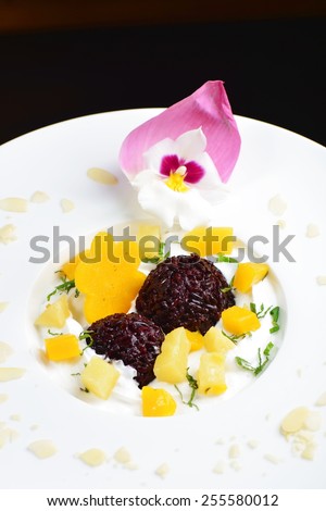 Thai dessert of black sticky rice and mango with coconut cream