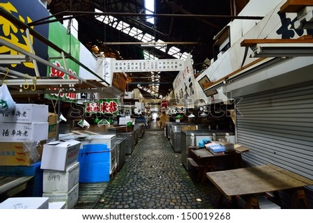 TOKYO - AUGUST 03: Big Fish Market in Tokyo in August 03 , 2013 is the largest center for sale from all over Japan