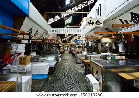 TOKYO - AUGUST 03: Big Fish Market in Tokyo in August 03 , 2013 is the largest center for sale from all over Japan