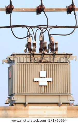 Electricity distribution transformer with cooling ribs