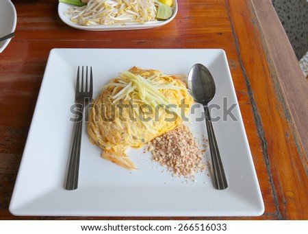 Pad Thai Goong Sod, thin rice noodles fried with tofu Thailand\'s national dishes, stir-fried noodles with egg,