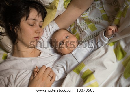 Baby with mom in the bed