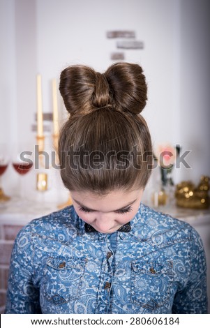 Beautiful teen girl with curly hairstyle. unusual hairstyle for teen at graduation. cheerful teen girl in the interior