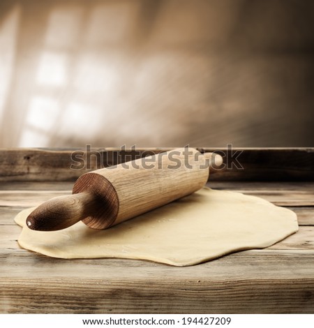 wooden rolling pin and cake