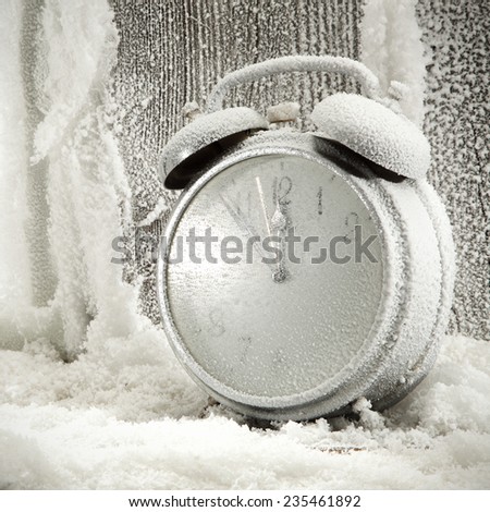 silver clock of snow