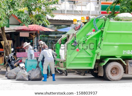 garbage collector and garbage compressor truck working