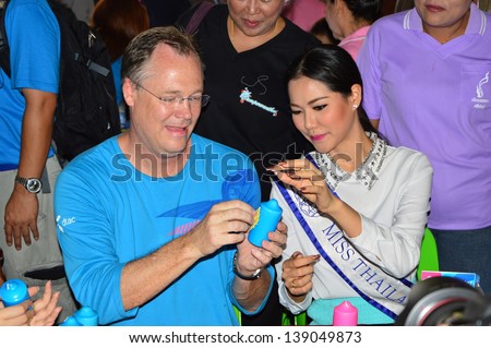 UBONRATCHATANI,THAILAND - MAY 19 : Mr.Jon Eddy Abdulla President Dtac company  , Ms.Racha Rakapan 1st Miss Thailand World show candle create   on May 19,2013 in Ubonratchatani Thailand