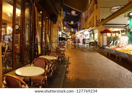 One of the oldest cobble-stoned Christmas decorated Parisian streets by late night with and fruit market and coffee house still open / Rue mouffetard by night