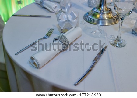 Buffet seating arrangement, with gifts on the table for the wedding guests. Buffets and table settings for a indoor wedding reception.