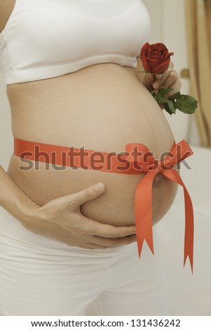 Pregnancy assumes a red ribbon red flower