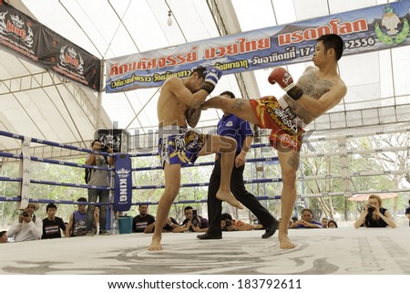 AYUTTHAYA, THAILAND- MARCH 17 : Women Thai boxing match between  Dearn dong (Thai) VS Kerry Smit (Australia) at World Muay Thai Fight Fastival on March 17, 2013 in Ayutthaya, Thailand.