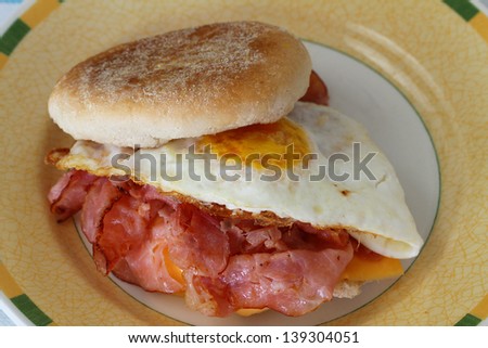 English muffin with fried egg and bacon