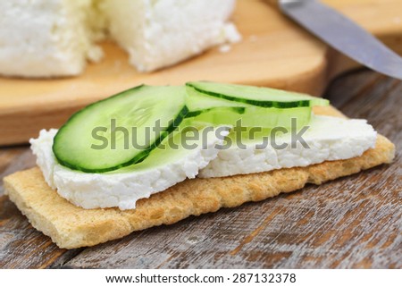 Crisp bread with curd cheese and cucumber