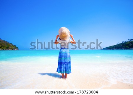 Women wear skirts with The beautiful sea