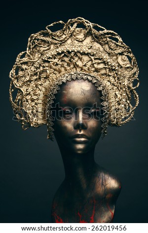 Mannequin in golden head wear
