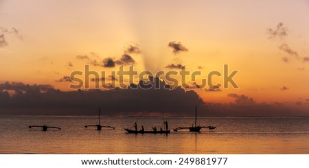 Africa, Kenya, Mombasa, ocean, water, sun, clouds, sunrise, boats, fishermen, wind, people, sun, reflections in water, landscape, nature, morning,