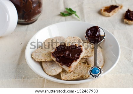 Nut cookies with chocolate paste