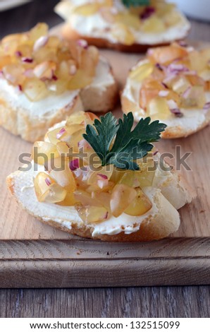 Crostini with salsa from grapes and red onion