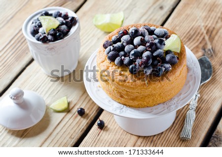 Sponge cake with berries