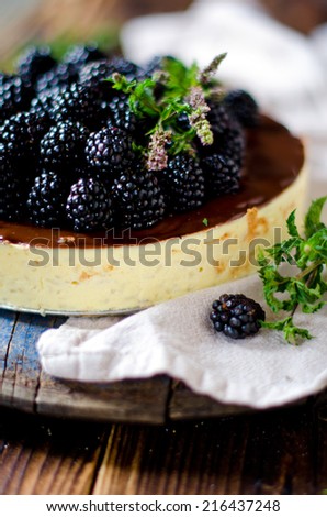 Cheesecake with chocolate and blackberries