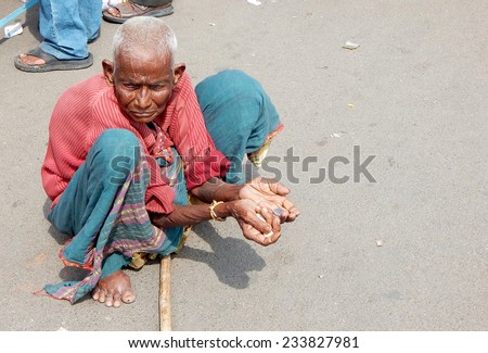 HYDERABAD,INDIA-SEPTEMBER 22:Poor Indian woman seeking help on a busy road in Hyderabad,India on September 22,2014.