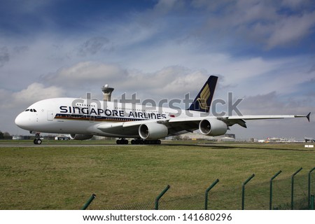 PARIS - MAY 29: Singapore Airlines Airbus A380 taxis to take off on May 29, 2010 in Paris, France. The A380 is currently the largest passenger airliner.