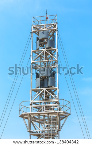 Vertical axis wind turbine for generating electric power