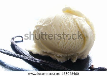 vanilla ice cream with vanilla pods