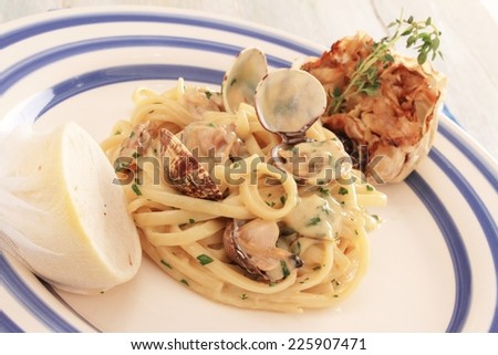 clam linguine plated meal