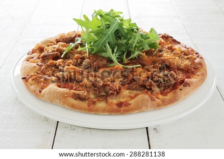 pulled chicken pizza with rocket