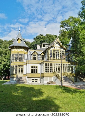 [Obrazek: stock-photo-old-green-wooden-house-in-sk...285090.jpg]