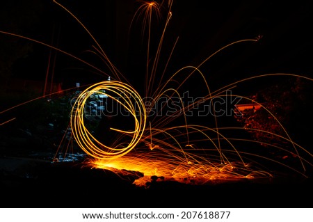 Paint lighting : glow Painted by fire in night (light painting)