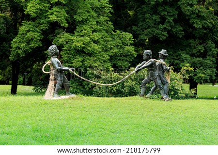 Statue of mans pulling, Tug of War.