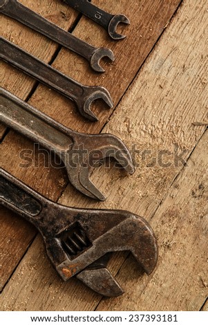 Metallic spanners over a wooden surface