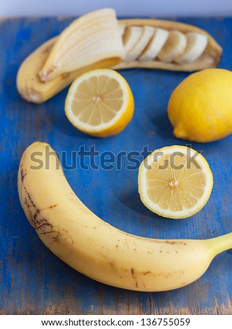 bananas and lemons on the blue board