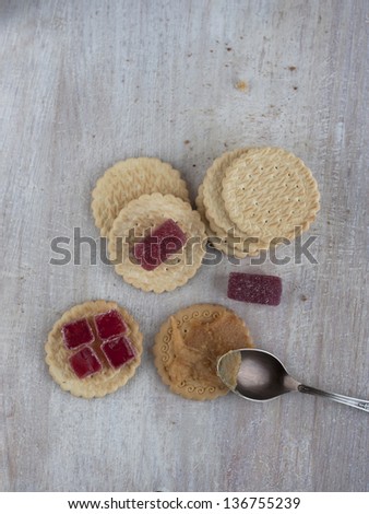 galetnye round cookies with jelly candies and cream