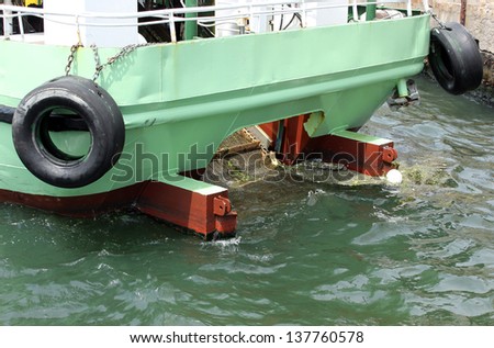Cleaner ship cleaning water from garbage