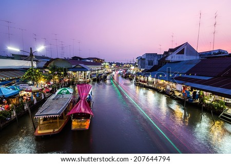 SAMUT SONGKHRAM, THAILAND - DEC 7:Local merchant sell food ,fruits and product at Thaka floating market,on Dec 7,2013 in Samutsongkhram,Thai land. Thaka is a popular tourist attraction.