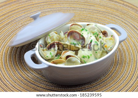 Clams in green sauce, cooked with white wine and parsley, sailor style. Spanish recipe Almejas en salsa verde or Almejas a la marinera