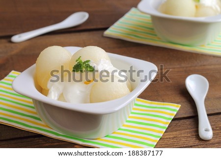 Melon balls with mint-flavored yogurt