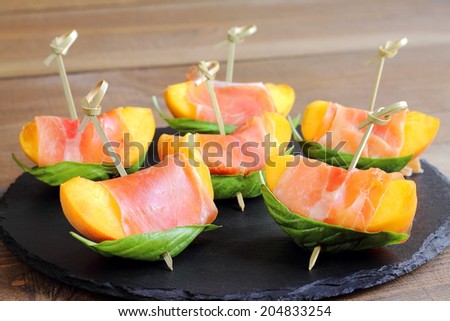 Skewered peaches with prosciutto and basil, original and refreshing appetizer