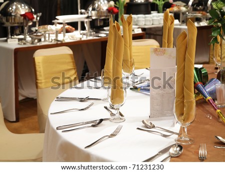 gala dinner table setup