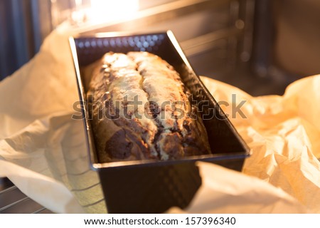 Marble cake baking paper in the oven